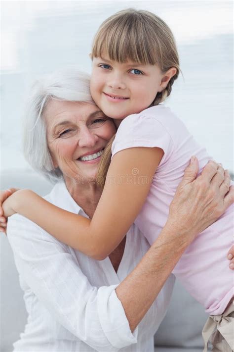 Grand Mère Avec La Petite Fille Détendant Ensemble Photo Stock Image