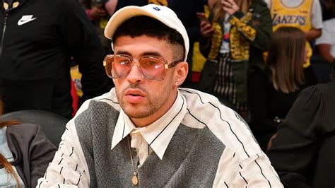 Bad Bunny Kissed A Male Backup Dancer On Stage At The Mtv Vmas Them