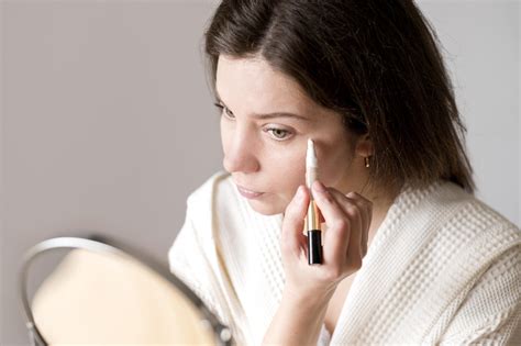 Corretivo colorido: maquiadora ensina como usar cada cor