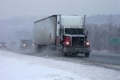 Tips for Handling Snow and Ice When You’re Trucking