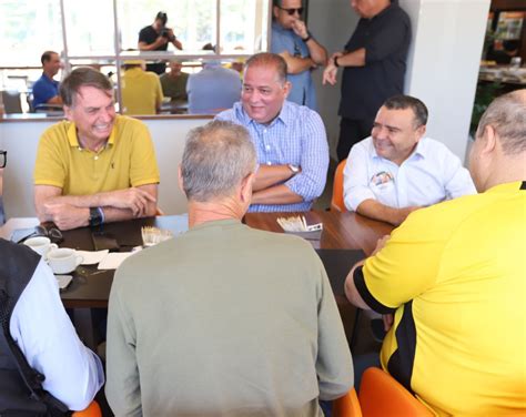 Ao lado do senador Eduardo Gomes Bolsonaro visita casa lotérica e