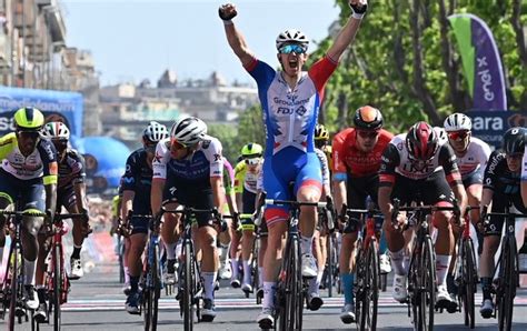 Tour d Italie Arnaud Démare s offre la 5e étape sa 6e sur le Giro