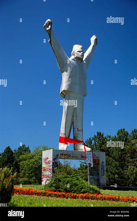 Monumento A La Revolución Valjevo Serbia De Los Balcanes Europa