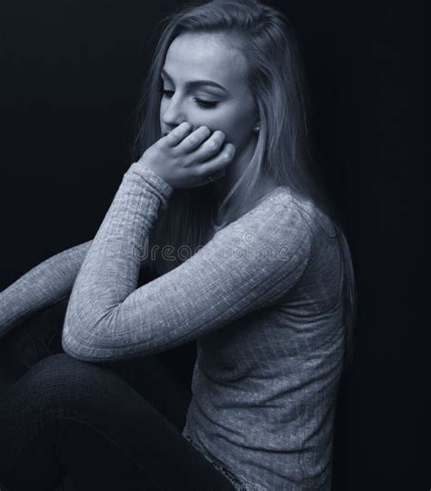 Adolescente Assez Blonde Semblant Triste Avec Une Main Sur Son Visage Photo Stock Image Du