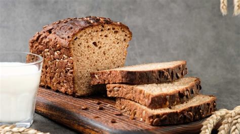 Brown bread: Benefits and ways to eat it | HealthShots