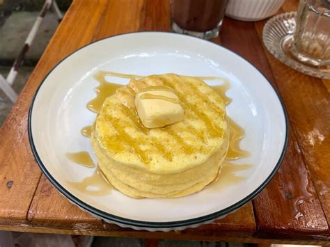 Pila De Panqueques Simples Con Mantequilla Y Miel En Un Plato Blanco