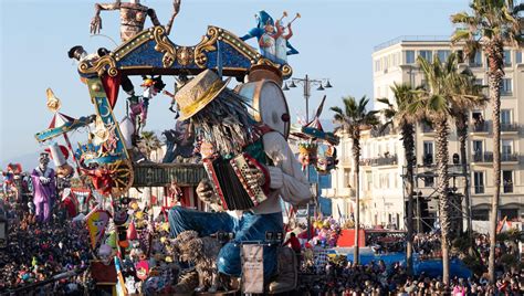 La Prima Sfilata Del Carnevale Di Viareggio La Repubblica