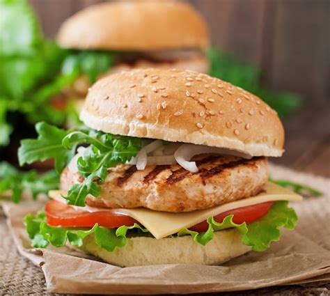 Sanduíche hambúrguer de frango tomate queijo e alface Foto Grátis