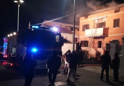 Scoppia Incendio In Casa Donna Per Fuggire Si Lancia Nel Vuoto E Muore