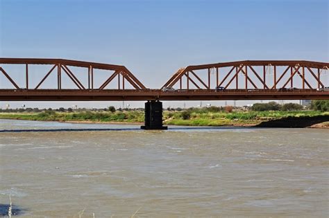 A Ponte Sobre O Rio Nilo Branco Cartum Sud O Foto Premium