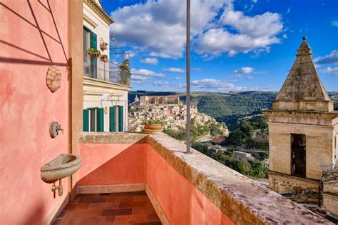 Italie Sicile Ragusa Ibla Vue Sur Le Balcon D Une Vieille Maison Et La