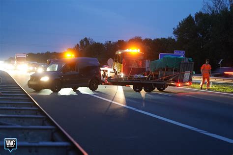 Bestelauto Met Aanhanger Tolt Tegen Middengeleider Op A Bij Maarheeze