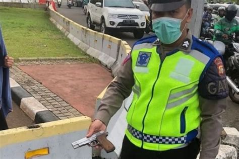 Siapa Perempuan Bawa Pistol Terobos Istana Merdeka Simak Kronologi