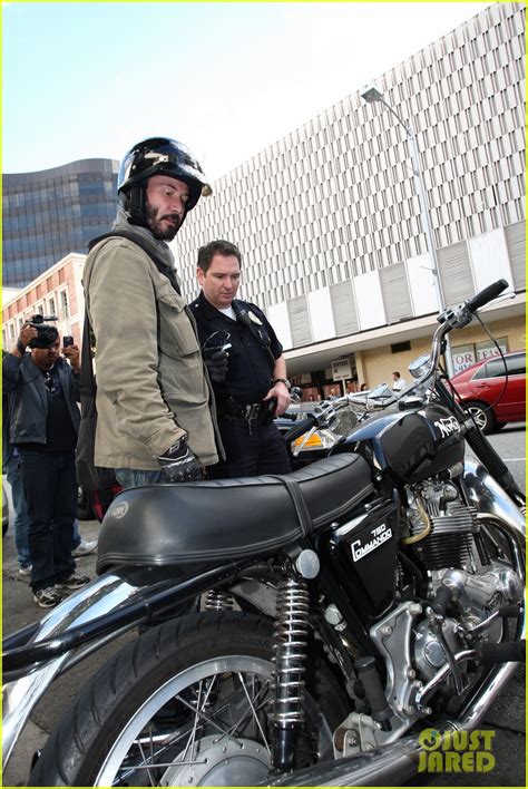 Keanu Reeves: Bike Trouble in Beverly Hills: Photo 2587657 | Keanu ...