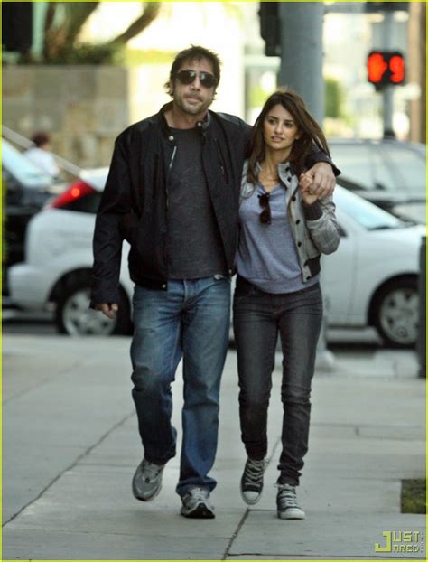 Penelope Cruz Javier Bardem Are Strolling In Sunglasses Photo