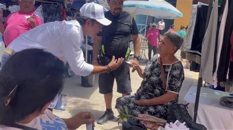 Recorre Juan Alfonso Mejía tianguis de la Flores Magón Lo relevante