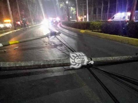 Choca Autom Vil Contra Poste En Avenida De Xalapa