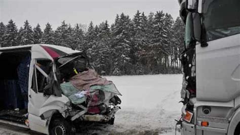 Tödlicher Unfall in Weihmichl Lkw Fahrer stirbt auf schneeglatter Straße