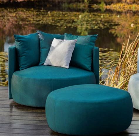 Pouf bleu canard 20 modèles tendance pour le salon