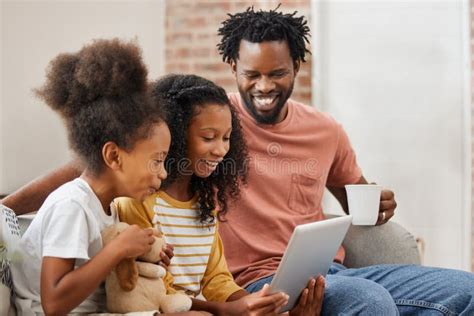 Ce Qui Va Se Passer Ensuite Une Jeune Famille Passe Du Temps Ensemble