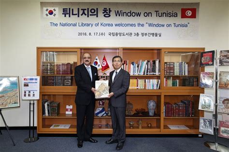 Tunisian Ambassador Donates Books To Library The Korea Times