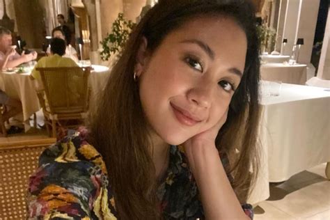 5 Potret Cantik Sherina Munaf Liburan Di Bali Glowing Pose Di Tengah