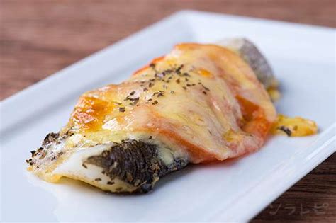 オーブンでヘルシー白身魚のトマトチーズ焼きのレシピ｜健康レシピと献立のソラレピ