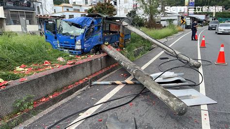 西瓜車對撞轎車！失控撞斷3電桿 駕駛一度受困扭曲車體內 社會 三立新聞網 Setn