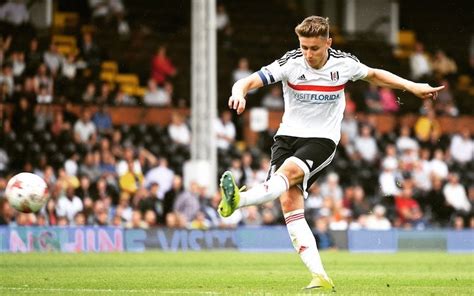 Un Jeune Supporter De Fulham Envoie Un Joueur Pour Le F Liciter