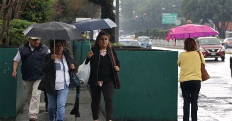 Lluvia deja árboles caídos encharcamientos y avance lento en el Metro CDMX