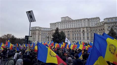 B365 Miting violent în București Mașinile ambasadorilor SUA și