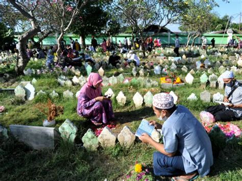 Tradisi Ziarah Kubur Jelang Bulan Ramadan Uas Boleh Dengan Tujuan