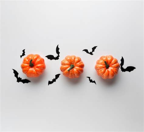 Free Photo | Decoration pumpkins with halloween bats