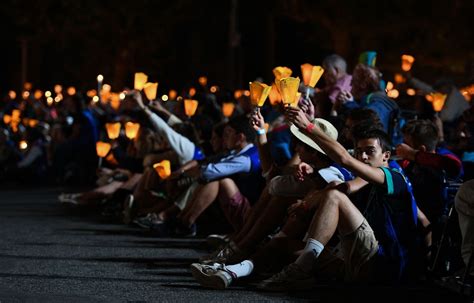 Lourdes La procession aux flambeaux réunit des milliers de pèlerins