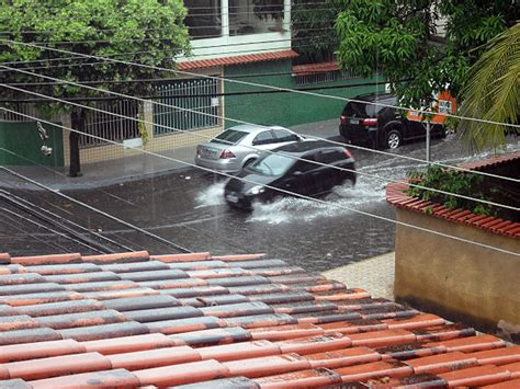 Chuva alaga ruas da Grande Vitória em poucos minutos fotos em