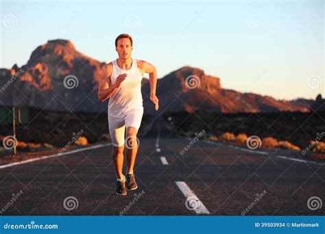 Funzionamento Dell Atleta Che Sprinta Al Tramonto Sulla Strada