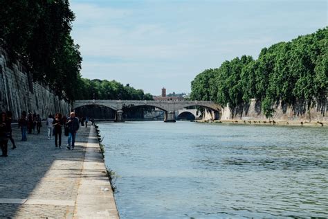 Walking Along Rome's Tiber River - An American in Rome