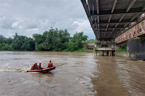 Tim Sar Gabungan Cari Lansia Yang Diduga Terjun Dari Jembatan Merah