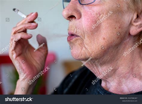 329198 Imágenes De Anciano Fumando Imágenes Fotos Y Vectores De Stock Shutterstock