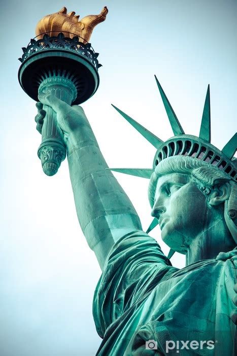 Fotomural La Estatua De La Libertad En La Ciudad De Nueva York Pixerses