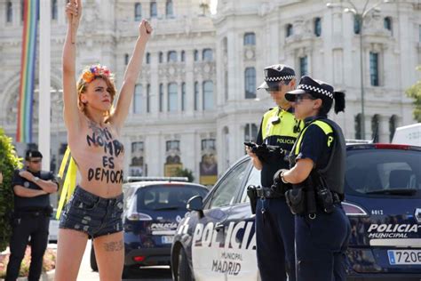 Foto Detienen en Túnez a tres activistas por mostrar los pechos