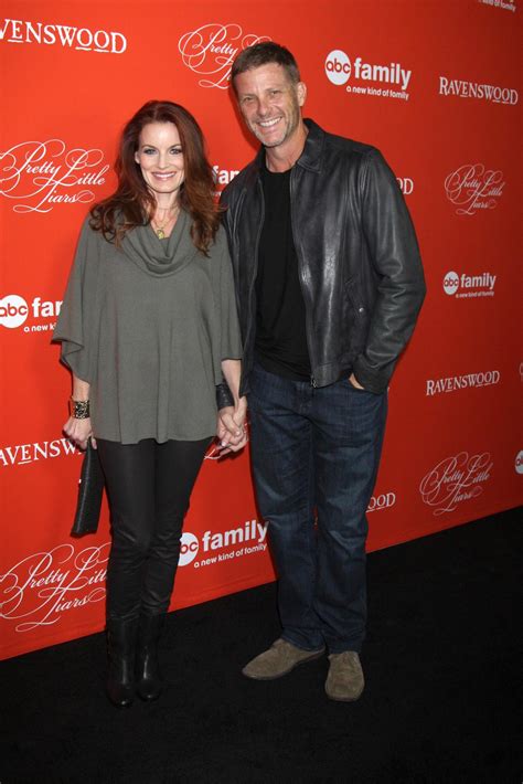 LOS ANGELES, OCT 15 - Laura Leighton, Doug Savant at the Pretty Little