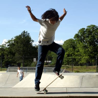 Stakeboard Trick Tips | Learn how to Kickflip | Skateboarding