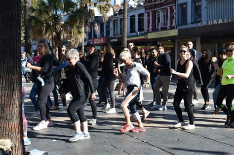 Flash Mob rocks Sydney with Healthy Mummy song and dance!!!