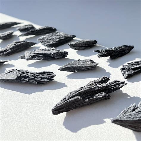 Черный кианит