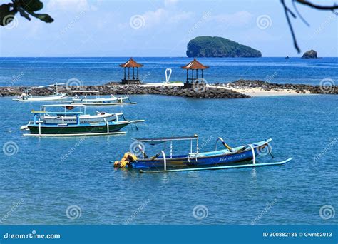 Playa De Candi Dasa Con Barcos De Pesca Tradicionales De Altura En Bali