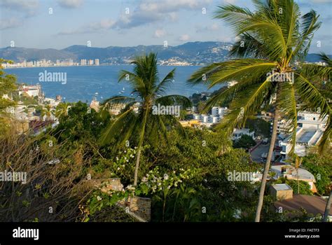 Vista De La Bahía De Acapulco Y El Antiguo Barrio Quebrada De Acapulco