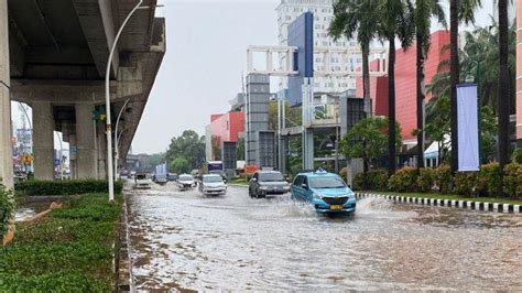 Update Banjir Jakarta Belasan RT Dan Ruas Jalan Masih Tergenang Hingga