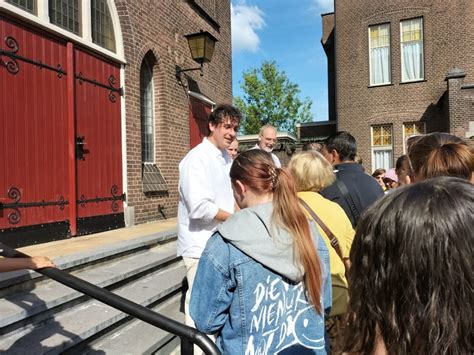 Voedselbank Ambassadeur Nielson Deelt Schoolspullenpassen Uit