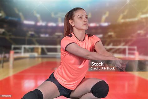 Jugador De Voleibol Profesional Femenino En Cancha De Voleibol Foto De